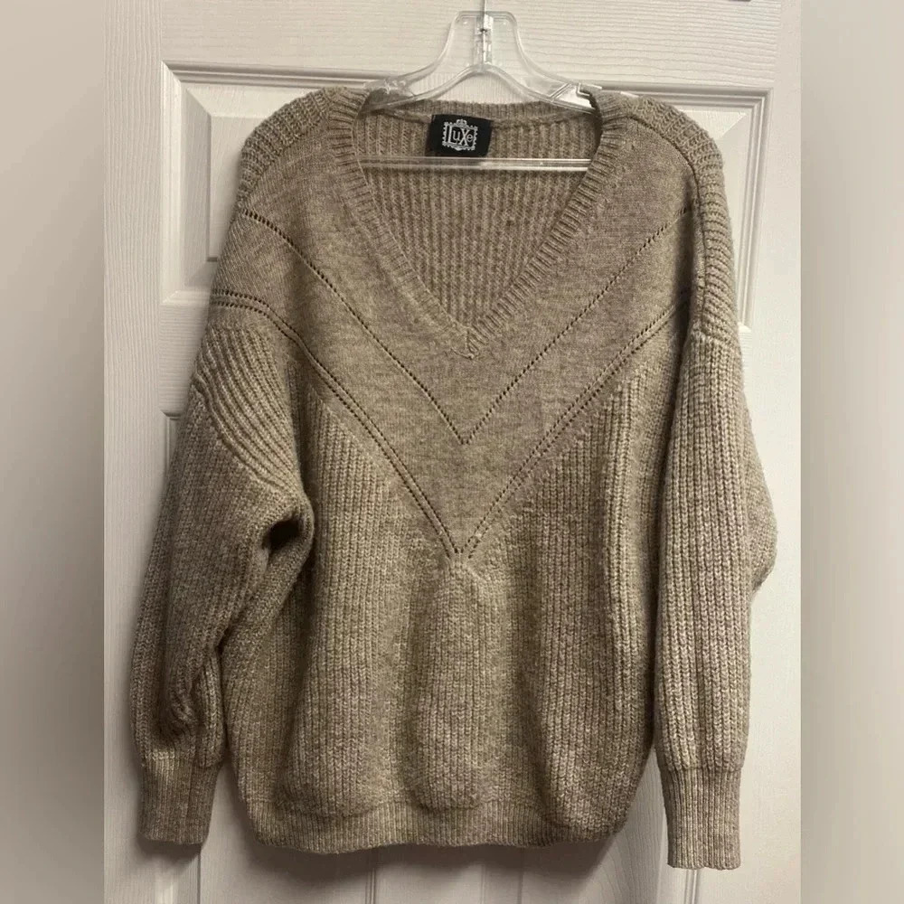 *SOLD* LUXE Cozy Neutral Colored Sweater Size Medium - Picture 1 of 5